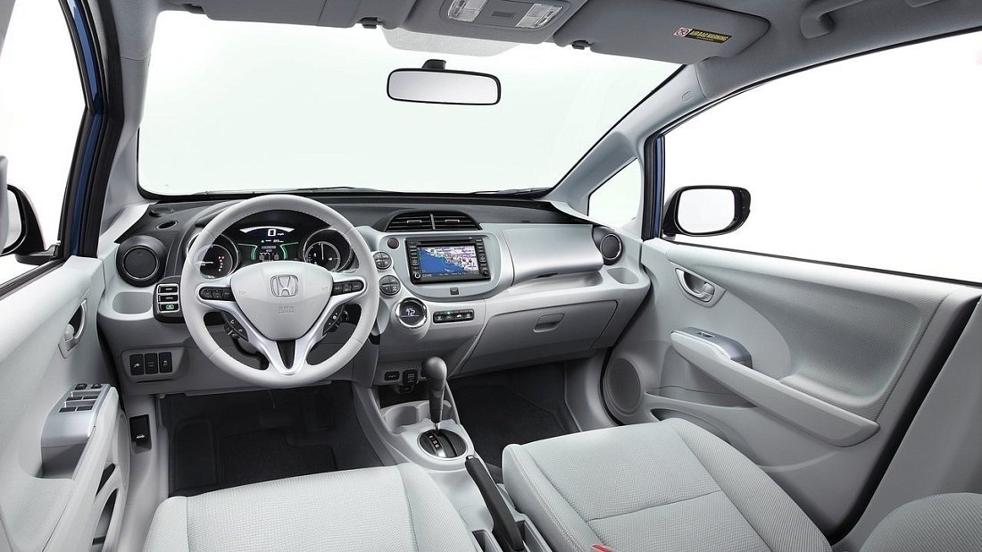 Honda Fit EV (2013-2015) интерьер, переднее сиденье, водительское сиденье, приборная панель, рулевое колесо, информационно-развлекательная система, кокпит
