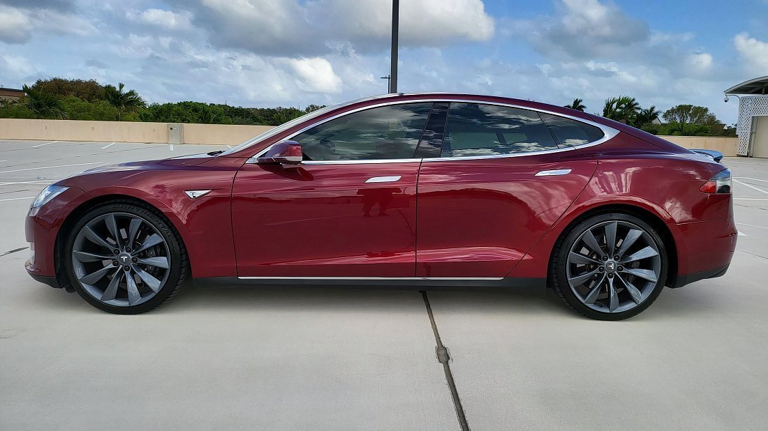 Tesla Model S 85 (2012-2016) вид сбоку, силуэт, двери, колеса, экстерьер