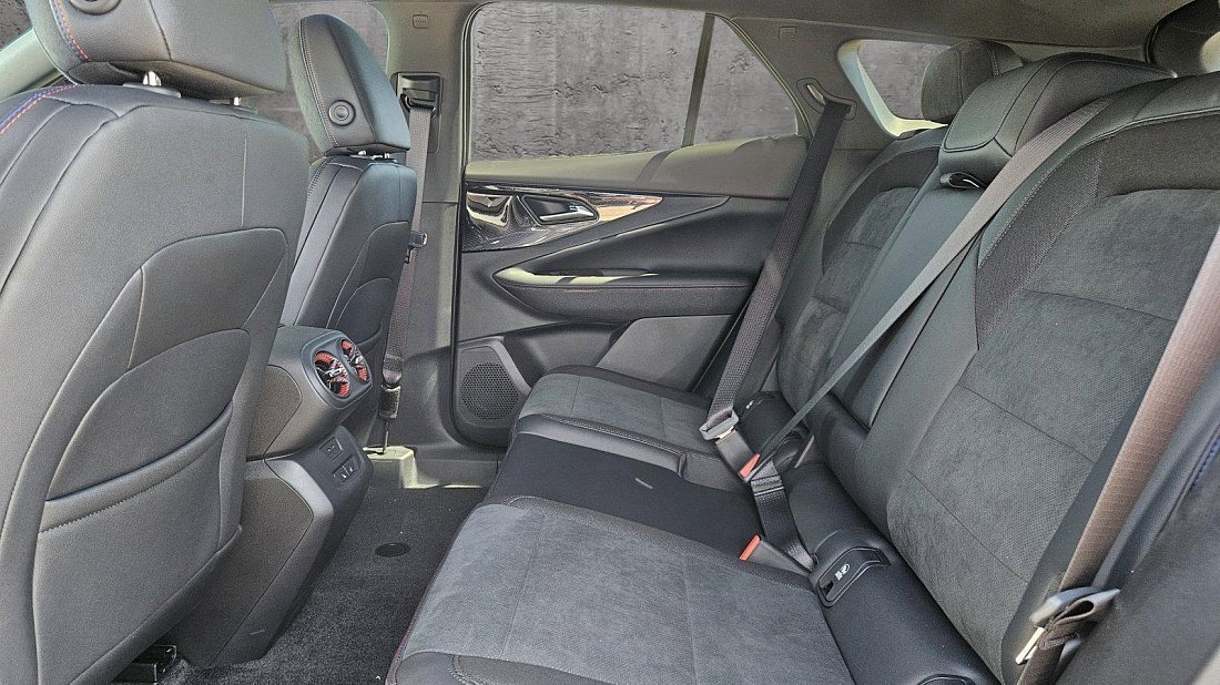 Chevrolet Blazer EV RWD (2023-…) задние сиденья, пассажирские сиденья, пространство для ног, пространство над головой, интерьер