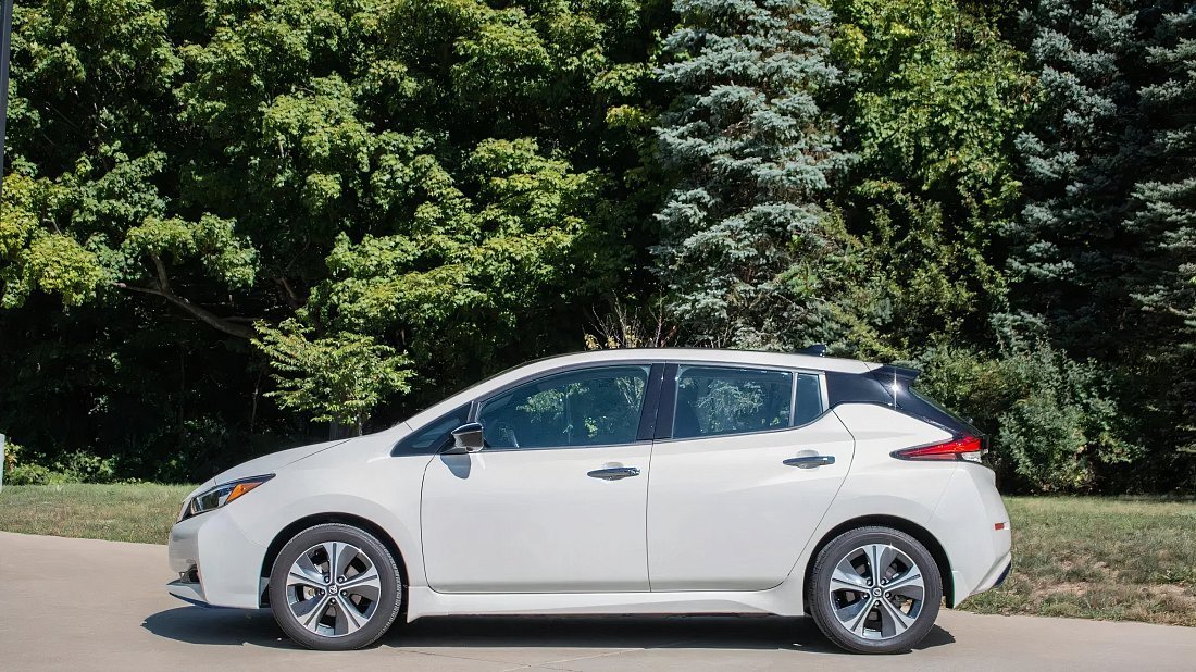 Nissan Leaf 62 kWh (2017-2022) вид сбоку, силуэт, двери, колеса, экстерьер
