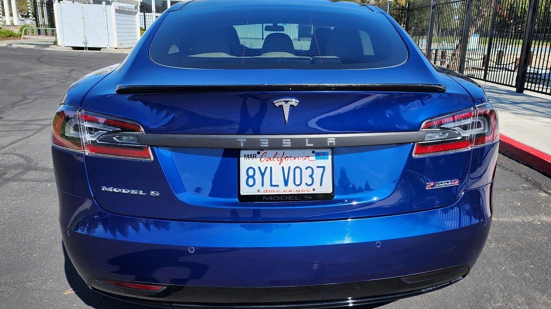 Tesla Model S P100D (2016-2019) вид сзади, задние фонари, багажник, спойлер, эмблема, бампер, экстерьер