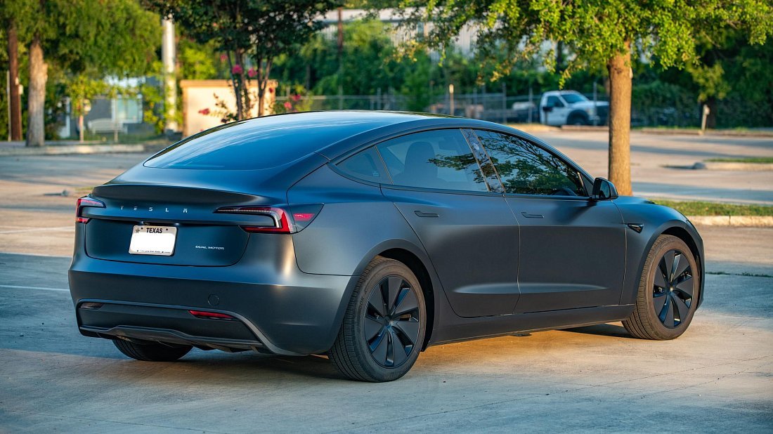 Фото Tesla Model 3 Premium AWD (2025-...) задняя часть под углом