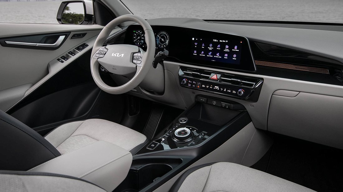 Kia Niro EV Long Range (2022-…) интерьер, переднее сиденье, водительское сиденье, приборная панель, рулевое колесо, информационно-развлекательная система, кокпит