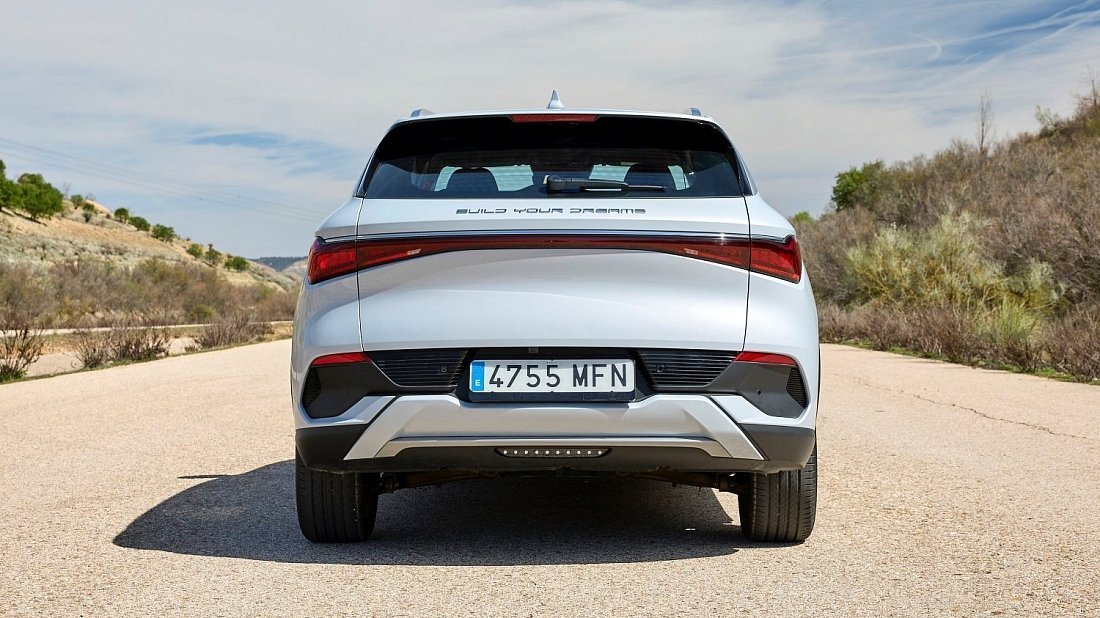 BYD Atto 3 FWD (2022-…) вид сзади, задние фонари, багажник, спойлер, эмблема, бампер, экстерьер