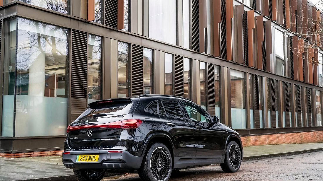 Mercedes EQA 300 4MATIC (2023-…) задняя часть в три четверти, вид в три четверти, диагональ, экстерьер
