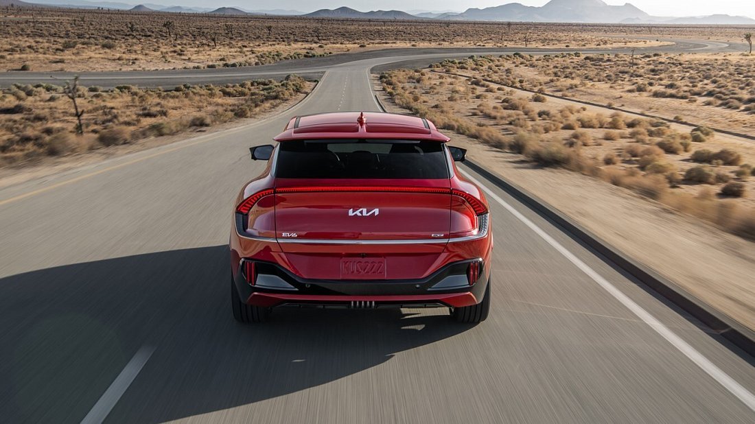 Kia EV6 GT (2022-2024) вид сзади, задние фонари, багажник, спойлер, эмблема, бампер, экстерьер