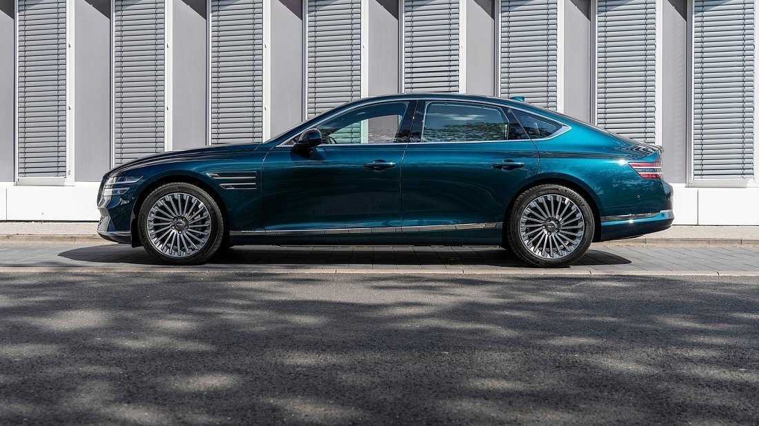 Genesis Electrified G80 AWD (2022-…) вид сбоку, силуэт, двери, колеса, экстерьер