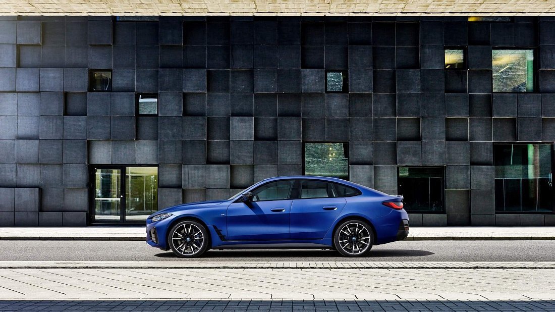 BMW i4 M50 (2021-2024) вид сбоку, силуэт, двери, колеса, экстерьер