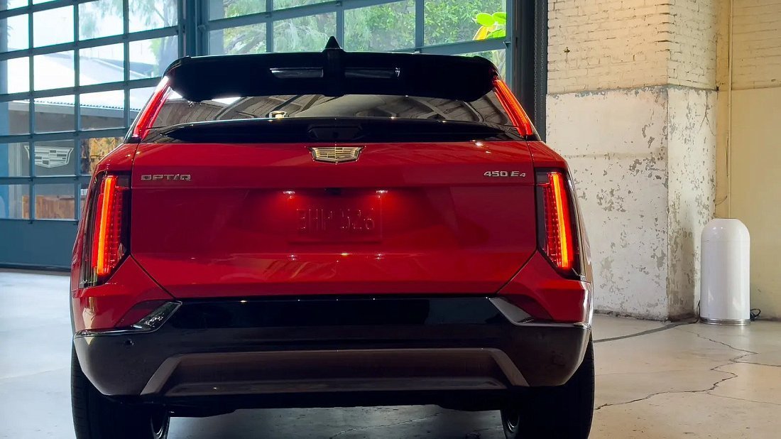 Cadillac Optiq AWD (2024-…) вид сзади, задние фонари, багажник, спойлер, эмблема, бампер, экстерьер