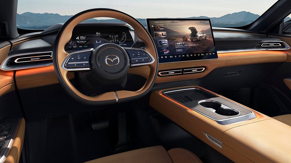 Mazda 6e Long Range (2025-…) интерьер, переднее сиденье, водительское сиденье, приборная панель, рулевое колесо, информационно-развлекательная система, кокпит