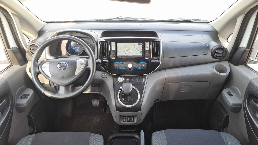 Nissan e-NV200 Evalia 24 kWh (2014-2018) интерьер, переднее сиденье, водительское сиденье, приборная панель, рулевое колесо, информационно-развлекательная система, кокпит