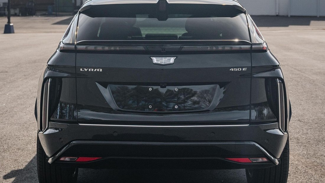 Фото Cadillac Lyriq RWD (2022-…) вид сзади, задние фонари