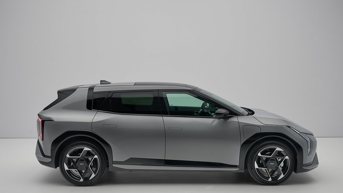Kia EV4 Hatchback Long Range (2025-…) вид сбоку, силуэт, двери, колеса, экстерьер
