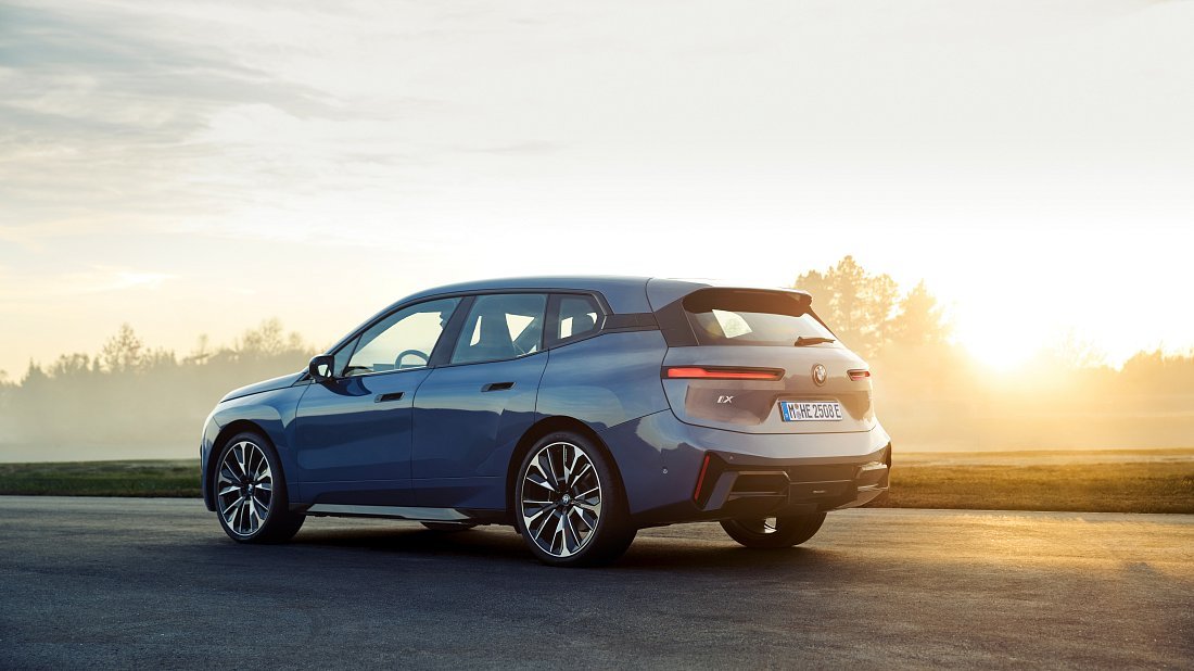 BMW iX xDrive60 (2025-...) задняя часть в три четверти, вид в три четверти, диагональ, экстерьер