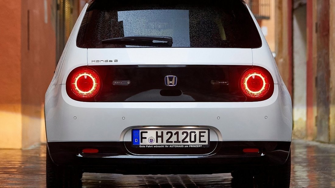 Honda e (2020-2022) вид сзади, задние фонари, багажник, спойлер, эмблема, бампер, экстерьер