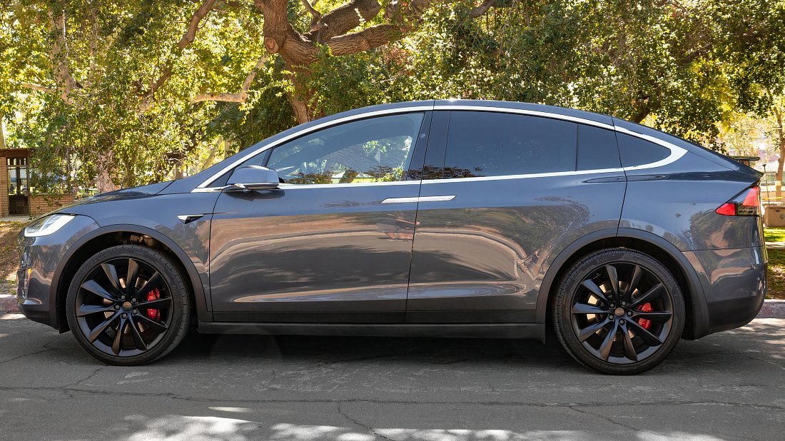 Tesla Model X P100D (2016-2019) вид сбоку, силуэт, двери, колеса, экстерьер