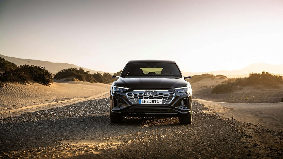 Audi Q8 Sportback e-tron 55 quattro (2022-…) передняя часть, решетка радиатора, фары, бампер, экстерьер