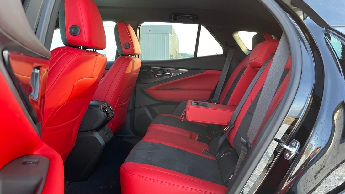 Chevrolet Blazer EV Performance AWD (2024-…) задние сиденья, пассажирские сиденья, пространство для ног, пространство над головой, интерьер