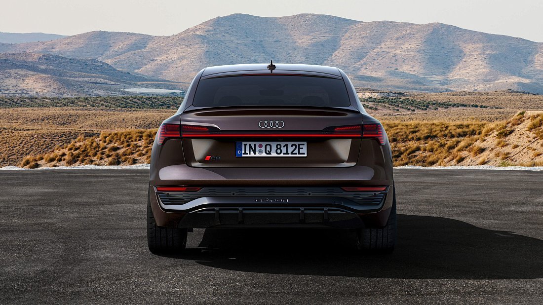 Audi Q8 Sportback e-tron 55 quattro (2022-…) вид сзади, задние фонари, багажник, спойлер, эмблема, бампер, экстерьер