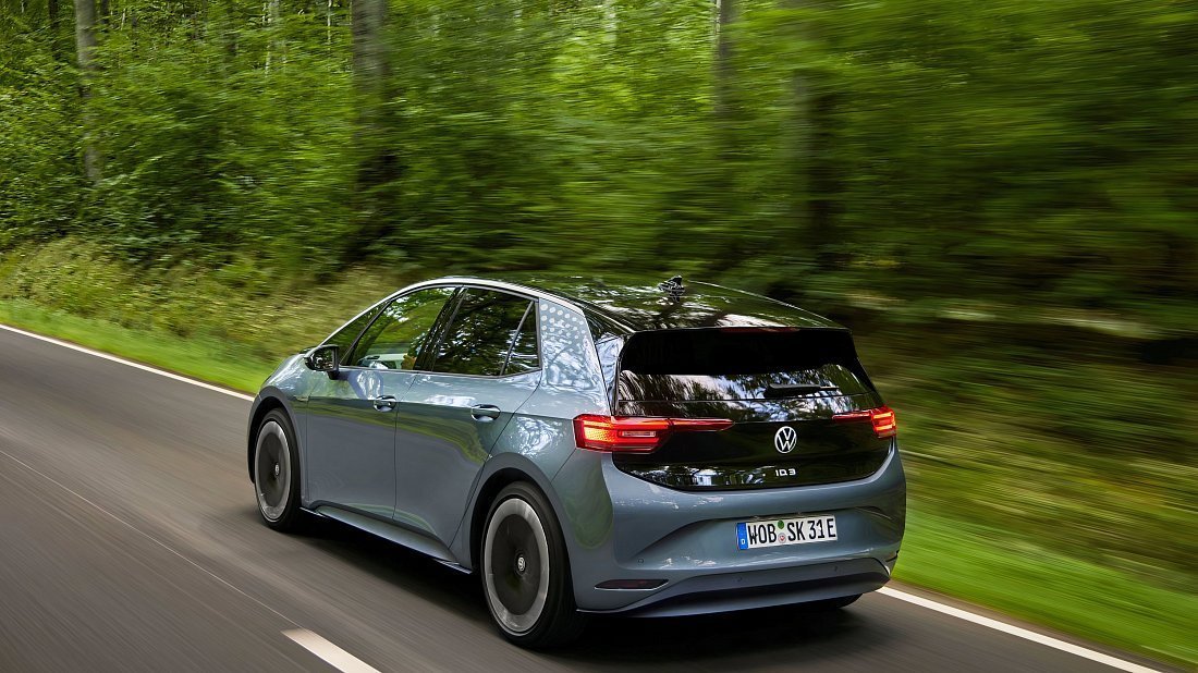 Volkswagen ID.3 Pro Performance (2020-2023) вид сзади, задние фонари, багажник, спойлер, эмблема, бампер, экстерьер