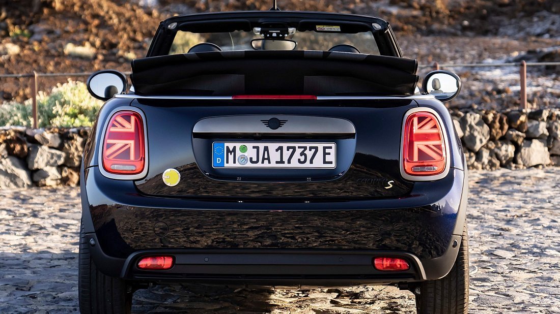 Mini Cooper SE Convertible (2023-2024) вид сзади, задние фонари, багажник, спойлер, эмблема, бампер, экстерьер