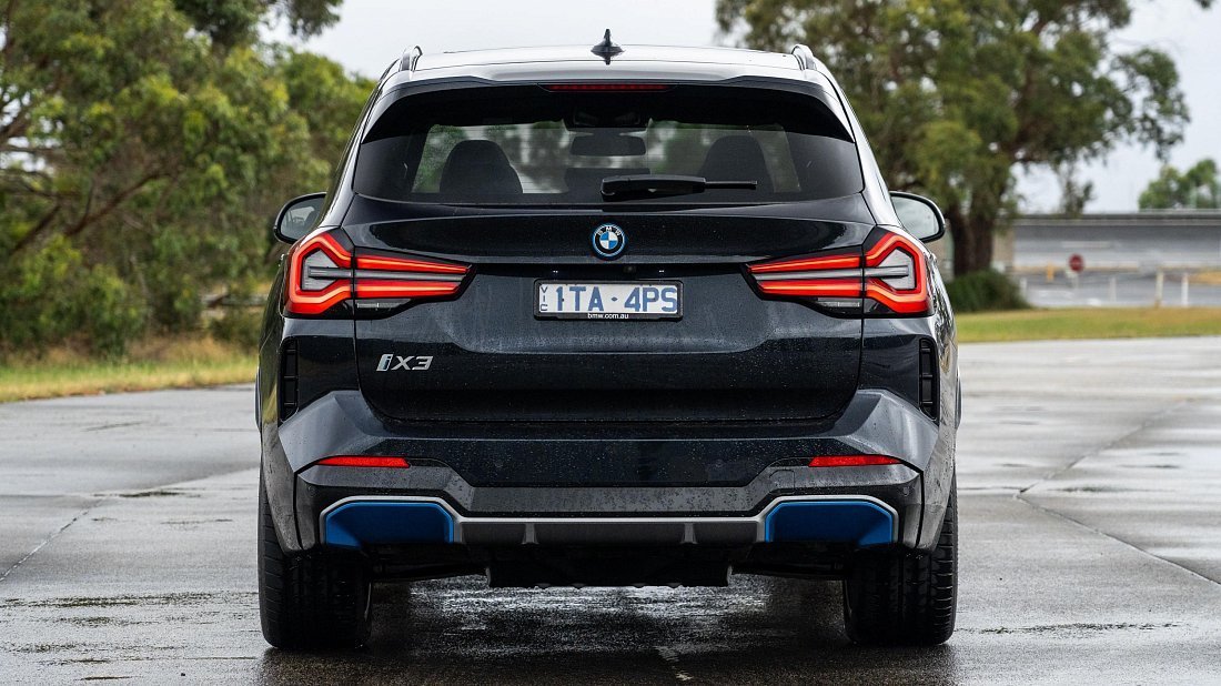 BMW iX3 Gen 2 (2021-…) вид сзади, задние фонари, багажник, спойлер, эмблема, бампер, экстерьер