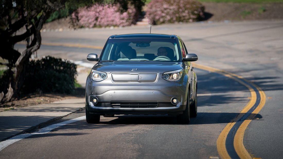 Kia Soul EV (2017-2019) передняя часть, решетка радиатора, фары, бампер, экстерьер