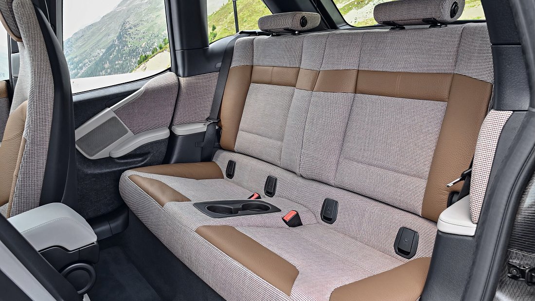 BMW i3 BEV 120 Ah (2018-2022) задние сиденья, пассажирские сиденья, пространство для ног, пространство над головой, интерьер