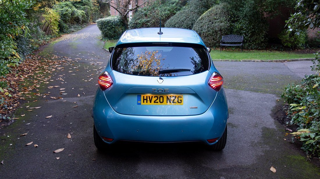 Renault Zoe Z.E. 50 R135 (2019-2024) вид сзади, задние фонари, багажник, спойлер, эмблема, бампер, экстерьер