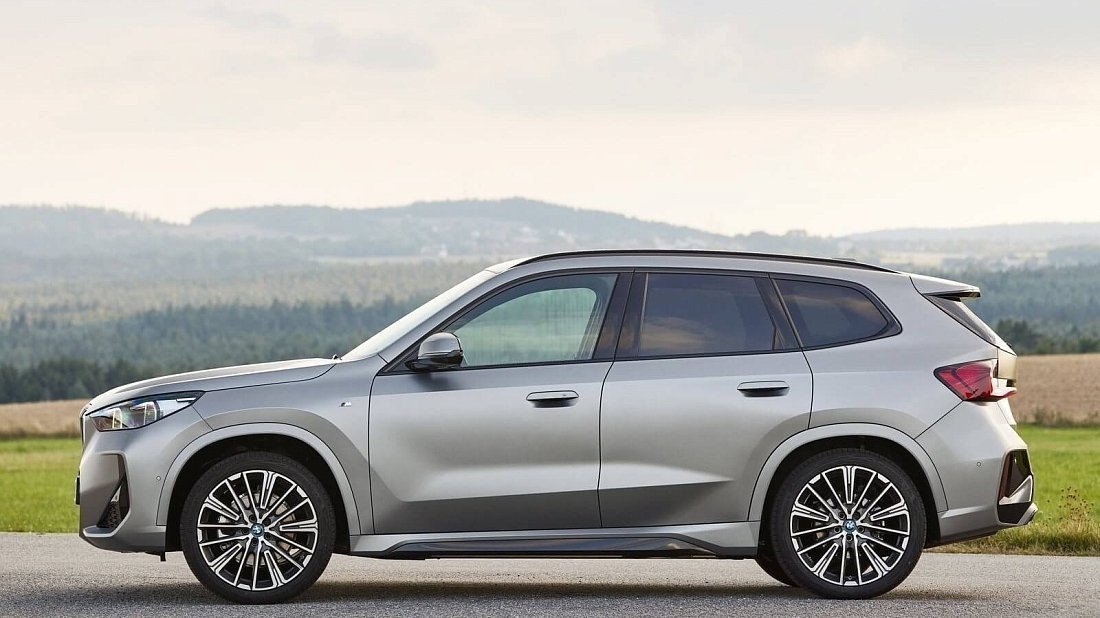 BMW iX1 xDrive30 (2022-…) вид сбоку, силуэт, двери, колеса, экстерьер