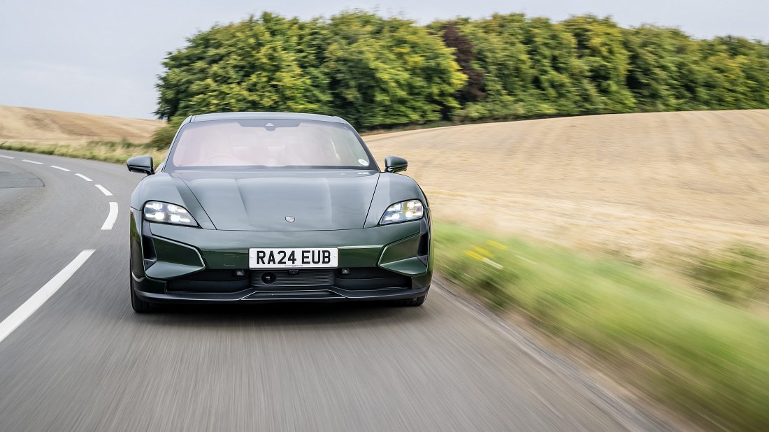 Фото Porsche Taycan Turbo (2024-…) вид спереди