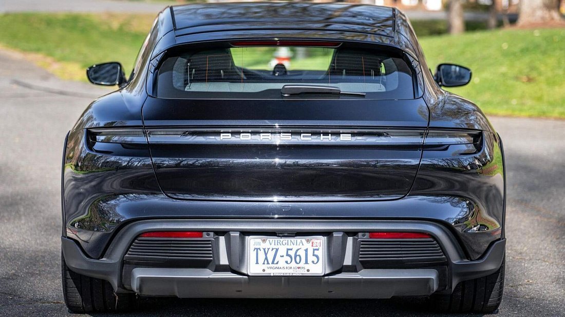 Porsche Taycan Turbo S Cross Turismo (2021-2024) вид сзади, задние фонари, багажник, спойлер, эмблема, бампер, экстерьер