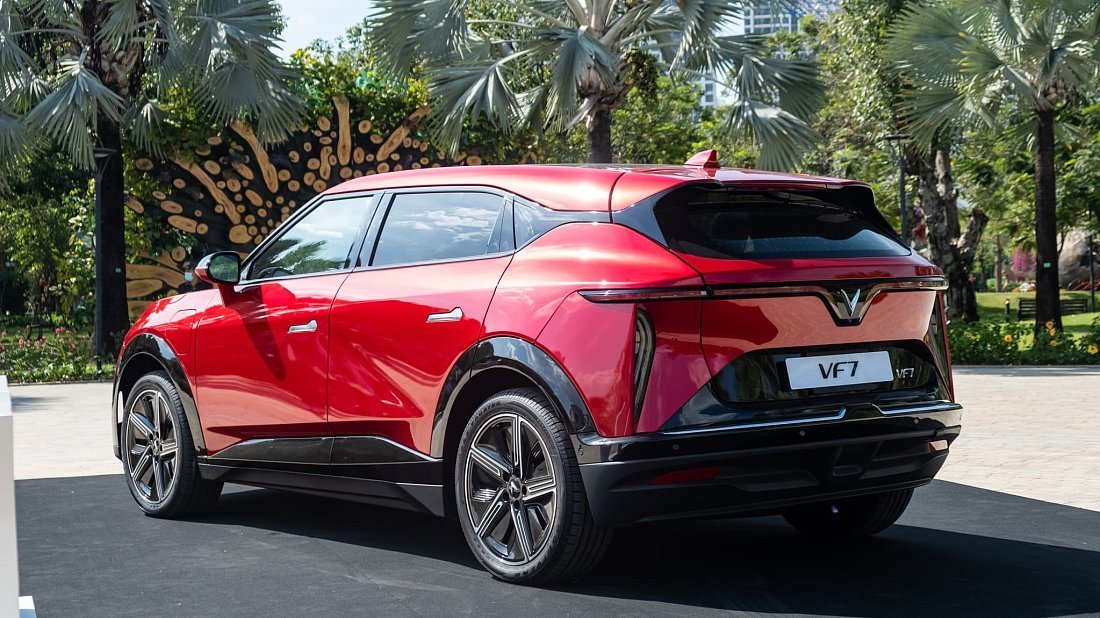 VinFast VF 7 Plus (2024-…) задняя часть в три четверти, вид в три четверти, диагональ, экстерьер