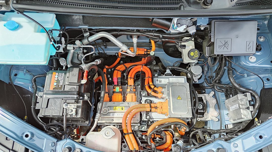 Dacia Spring Electric 65 (2023-2024) передний багажник (frunk), под капотом, место для хранения, груз, вместимость, дополнительное пространство
