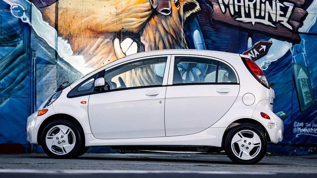 Mitsubishi i-MiEV Gen 1 (2010-2021) вид сбоку, силуэт, двери, колеса, экстерьер