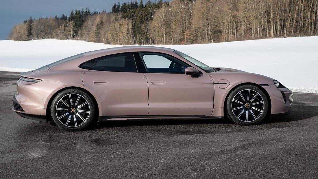 Porsche Taycan 4S Plus (2020-2024) вид сбоку, силуэт, двери, колеса, экстерьер