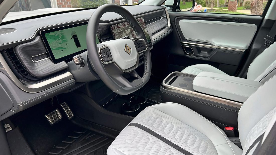 Rivian R1S Performance Dual-Motor AWD Large (2023-2024) интерьер, переднее сиденье, водительское сиденье, приборная панель, рулевое колесо, информационно-развлекательная система, кокпит