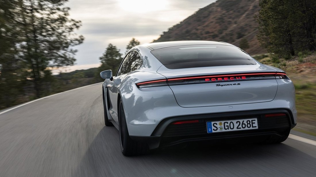 Porsche Taycan RWD Plus (2024-…) вид сзади, задние фонари, багажник, спойлер, эмблема, бампер, экстерьер