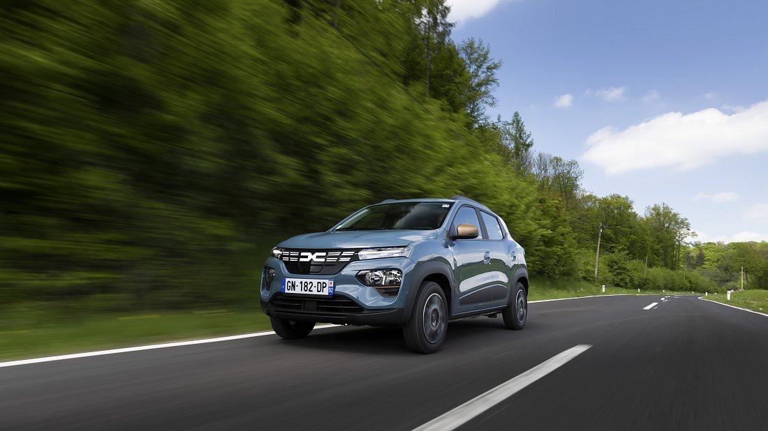 Dacia Spring Cargo Electric 45 (2023-2024) вид спереди, спереди сбоку, по диагонали, экстерьер