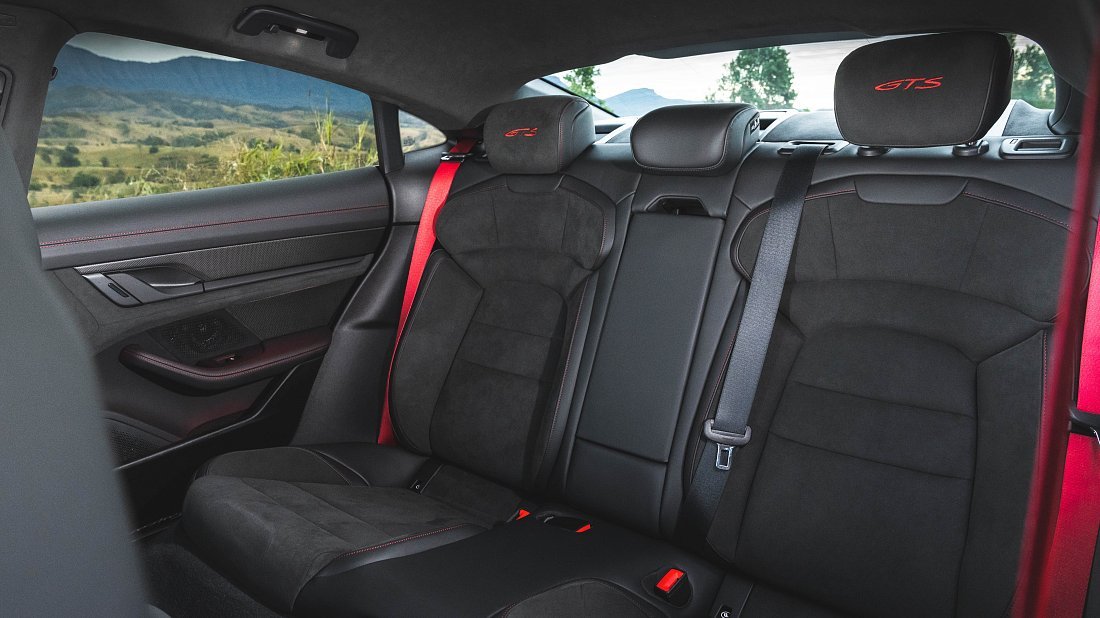 Фото Porsche Taycan GTS (2024-...) задние и пассажирские сиденья