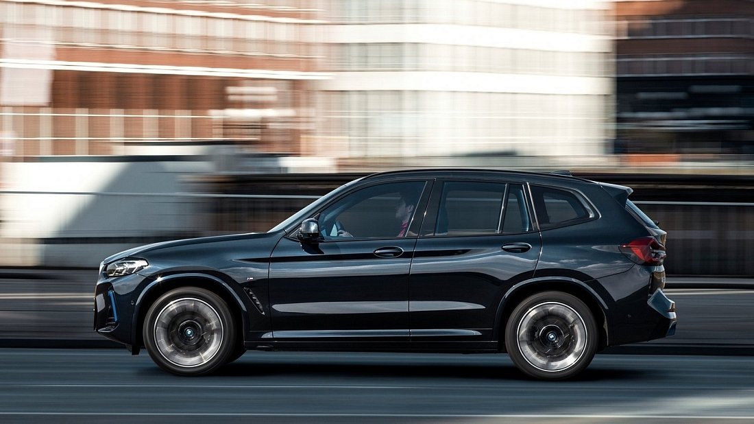 BMW iX3 Gen 2 (2021-…) вид сбоку, силуэт, двери, колеса, экстерьер