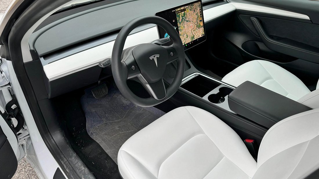 Tesla Model 3 Long Range AWD (2018-2023) интерьер, переднее сиденье, водительское сиденье, приборная панель, рулевое колесо, информационно-развлекательная система, кокпит