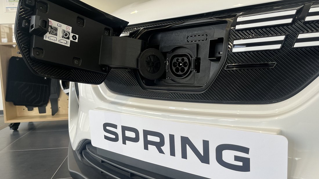 Фото Dacia Spring Cargo Electric 45 (2023-2024) порт для зарядки (Европа)