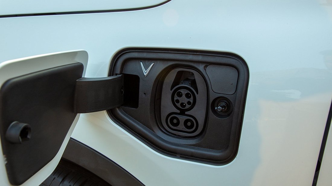 VinFast VF 8 Plus (2024-…) порт для зарядки (США), зарядка, разъем, штекер, коннектор