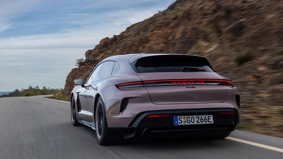 Porsche Taycan Turbo S Sport Turismo (2024-…) вид сзади, задние фонари, багажник, спойлер, эмблема, бампер, экстерьер