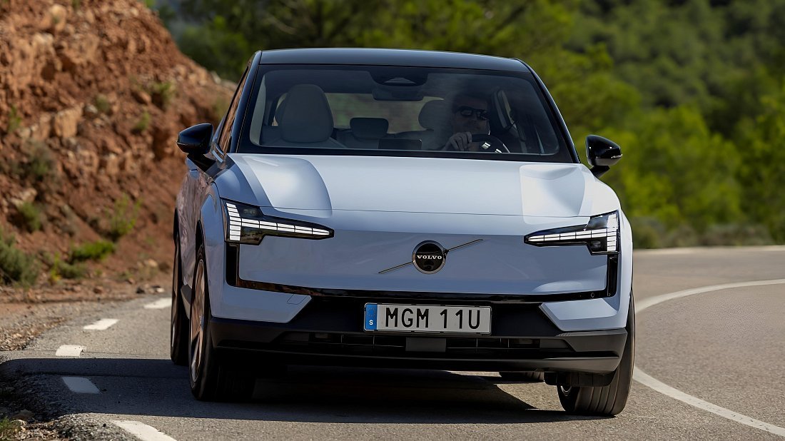 Volvo EX30 Single Motor (2023-…) передняя часть, решетка радиатора, фары, бампер, экстерьер