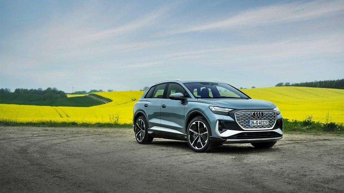 Audi Q4 e-tron 45 (2023-…) вид спереди, спереди сбоку, по диагонали, экстерьер