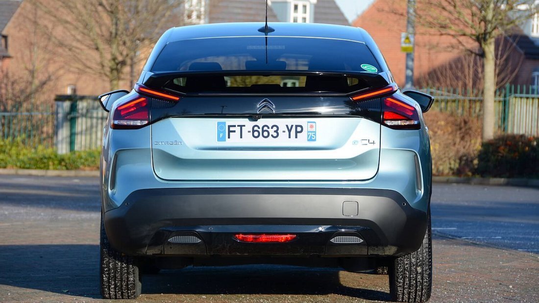 Citroën e-C4 50 kWh (2020-2024) вид сзади, задние фонари, багажник, спойлер, эмблема, бампер, экстерьер