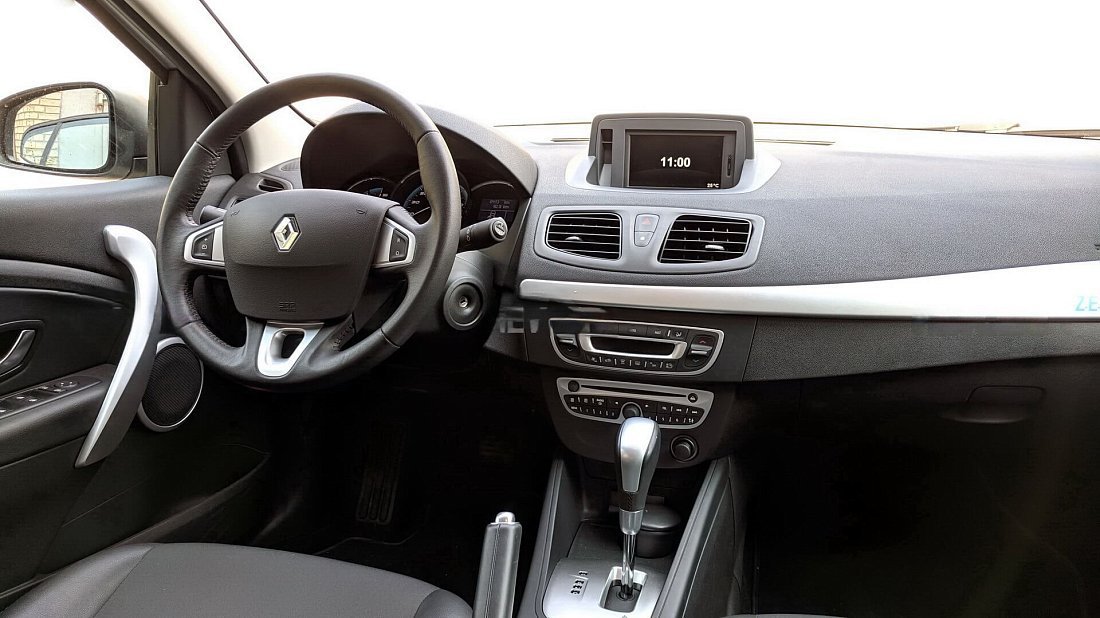 Renault Fluence Z.E. (2011-2014) интерьер, переднее сиденье, водительское сиденье, приборная панель, рулевое колесо, информационно-развлекательная система, кокпит