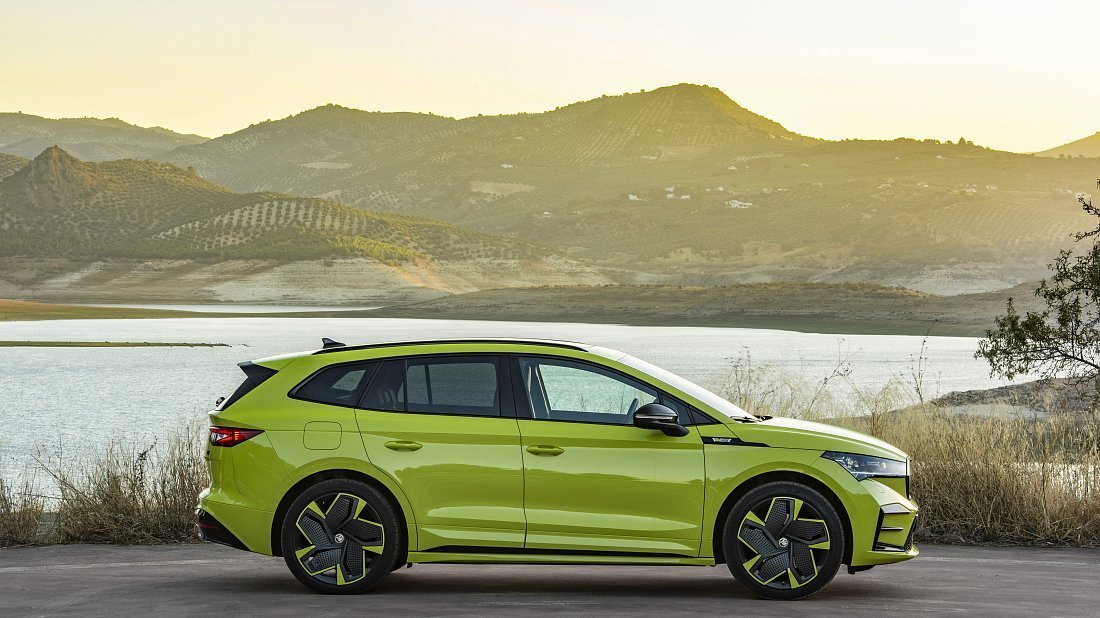 Škoda Enyaq iV RS (2023) вид сбоку, силуэт, двери, колеса, экстерьер